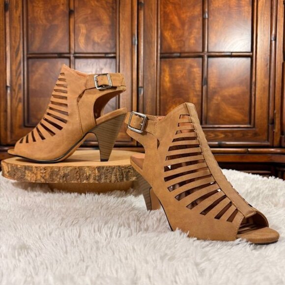 NWOT Charles Albert New York Tan Vegan Suede Laser Cut Side Zip Open Toe Shoe - Picture 1 of 14